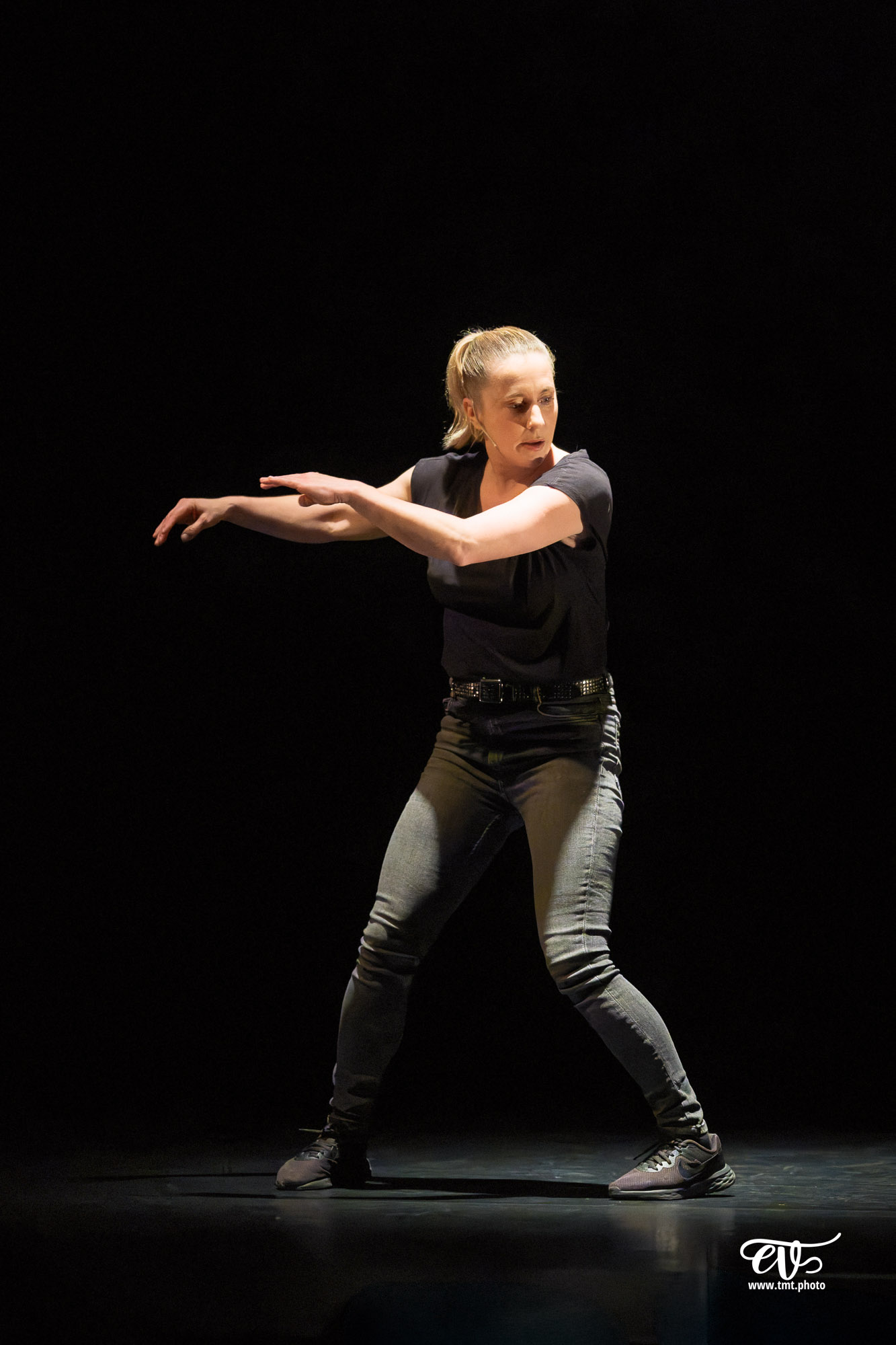 LES CHATOUILLES OU LA DANSE DE LA COLÈRE (ANDRÉA BESCOND)